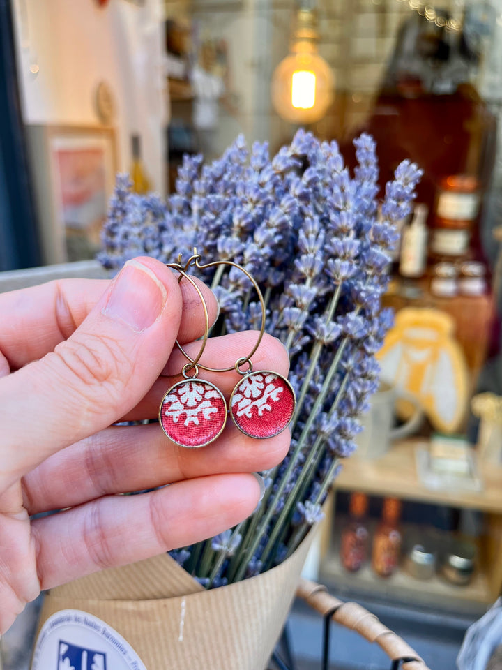 Boucles d’oreilles créoles en tissu provençal rouge – Mazette