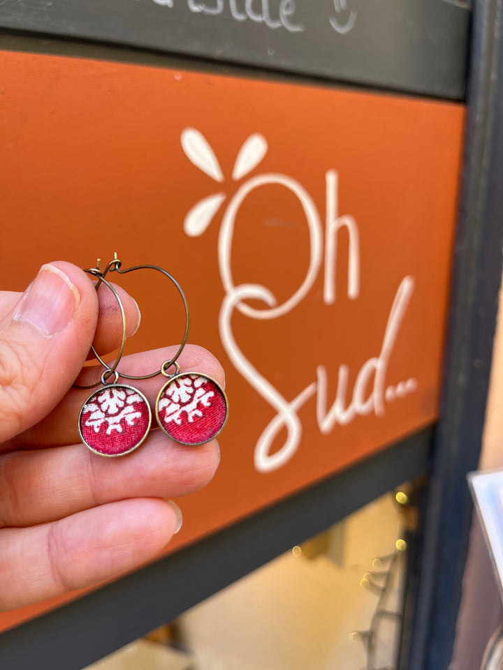 Boucles d’oreilles créoles en tissu provençal rouge – Mazette