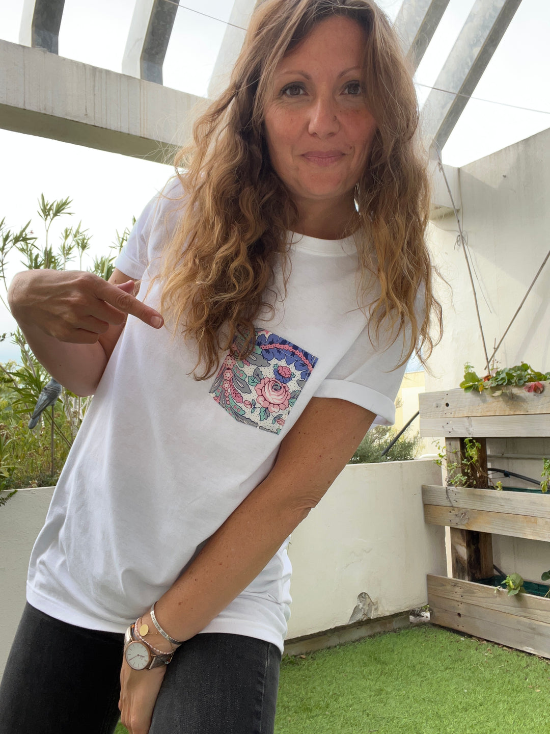 T-shirt blanc poche rose violet Césario