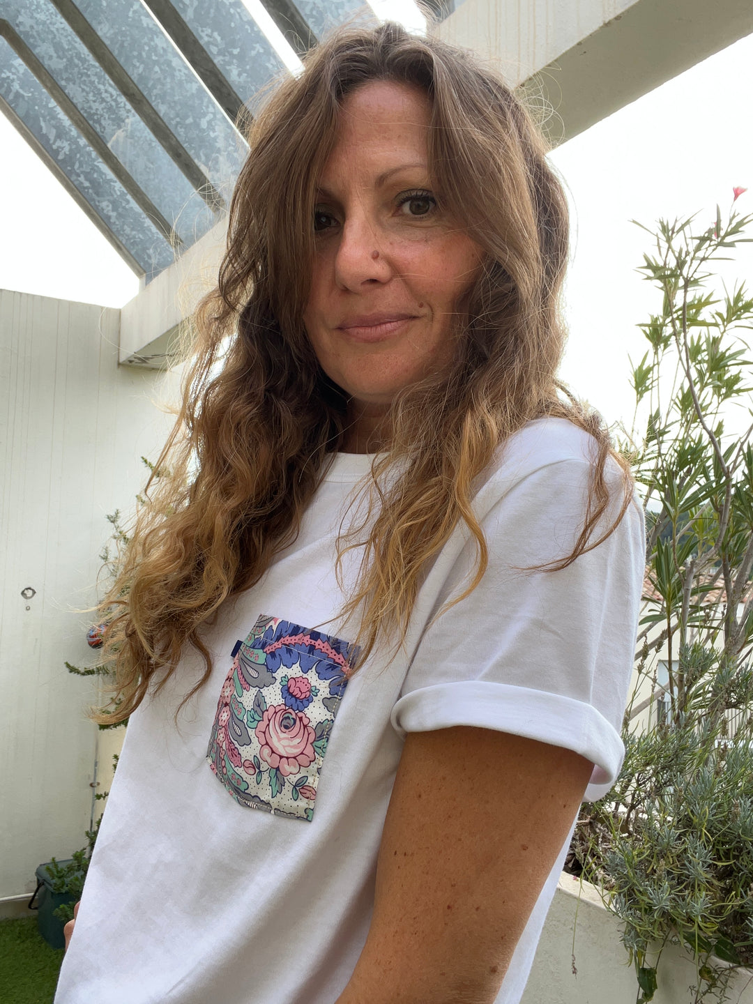 T-shirt blanc poche rose violet Césario